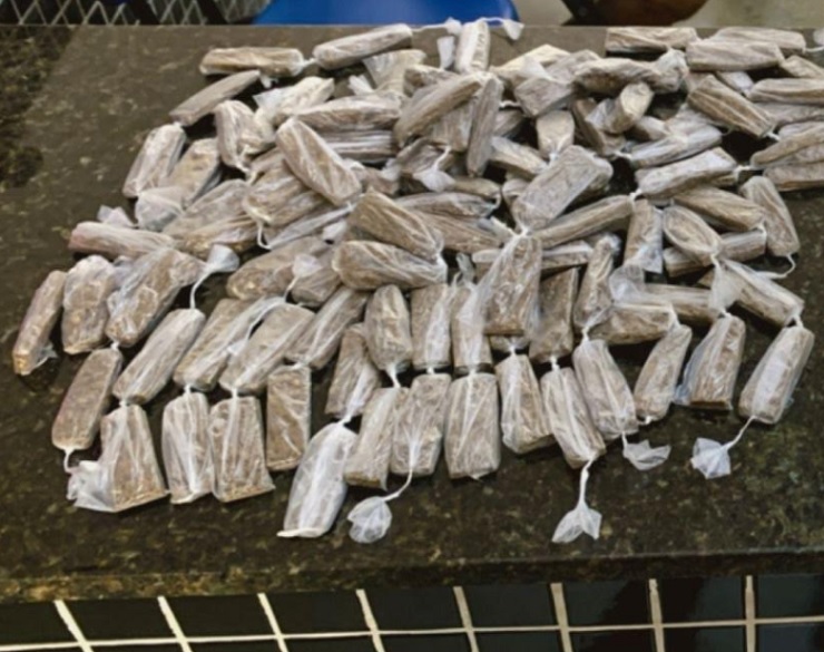 Dois suspeitos são presos por tráfico de drogas em Itamaraju Dois suspeitos são presos por tráfico de drogas em Itamaraju
