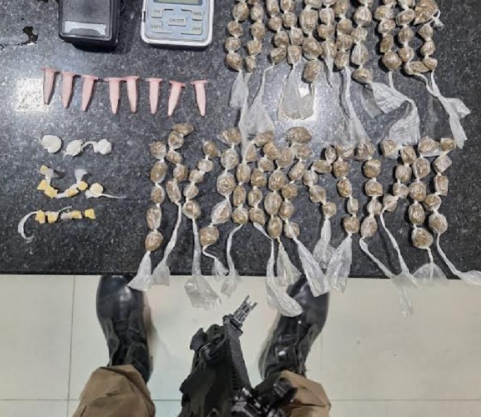 Fugitivos abandonam bolsa com drogas após confronto em Eunápolis Fugitivos abandonam bolsa com drogas após confronto em Eunápolis