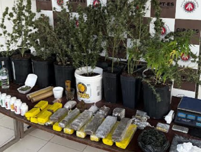 Homem abandona veículo e foge levando a apreensão de 13 kg de drogas em Teixeira de Freitas Homem abandona veículo e foge levando a apreensão de 13 kg de drogas em Teixeira de Freitas