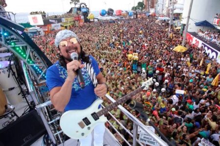 Bell Marques ajuda foliona a encontrar marido perdido durante o Carnaval