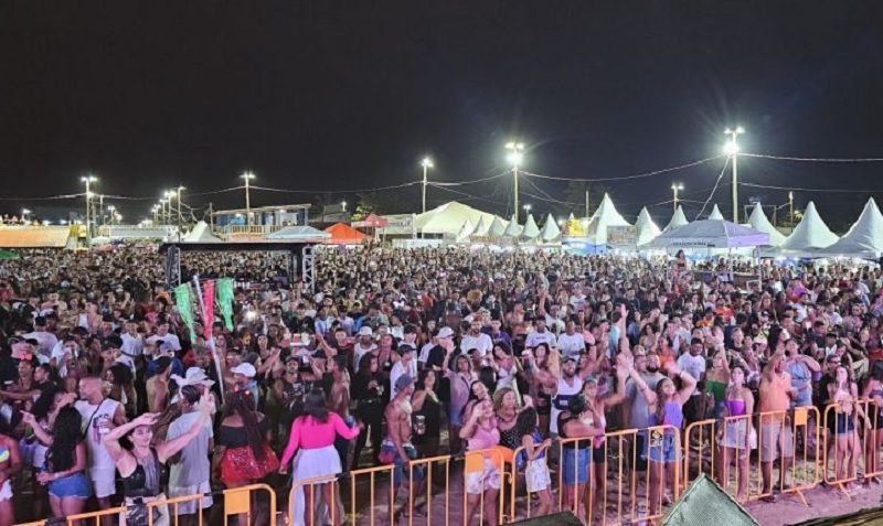 Carnaval 2025: shows atraem multidão à Arena Praia da Barra em Mucuri Carnaval 2025: shows atraem multidão à Arena Praia da Barra em Mucuri