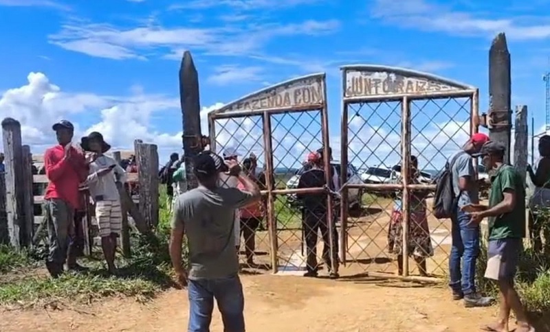 Grupo de fazendeiros tenta retomar área ocupada pelo MST em Guaratinga Grupo de fazendeiros tenta retomar área ocupada pelo MST em Guaratinga