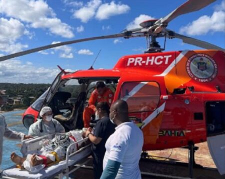 Helicóptero dos bombeiros transporta duas vítimas de acidente em rodovia na Bahia