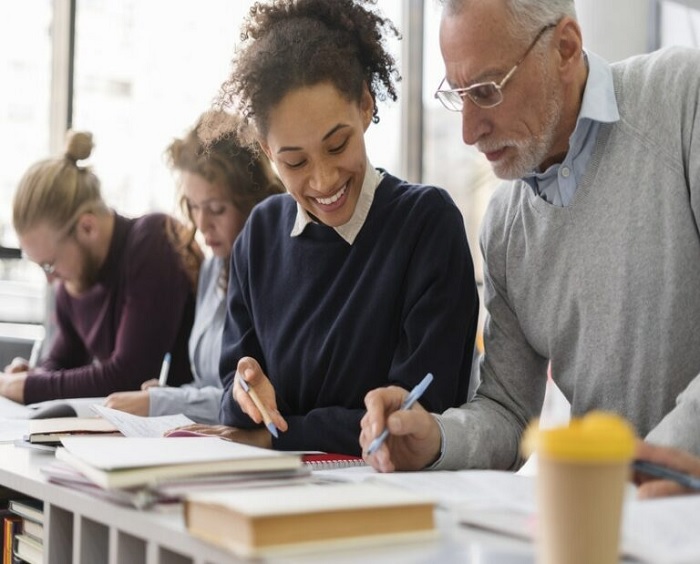 Abertas as inscrições para programa de alfabetização de jovens e adultos em Teixeira de Freitas Abertas as inscrições para programa de alfabetização de jovens e adultos em Teixeira de Freitas