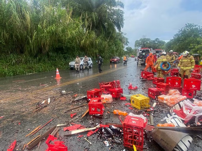 Acidente entre caminhões deixa três mortos em rodovia próximo a Itabuna Acidente entre caminhões deixa três mortos em rodovia próximo a Itabuna