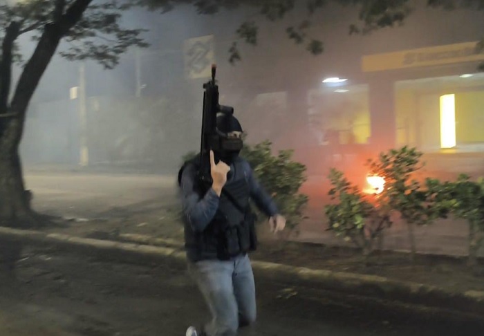 Simulado da PM em resposta a crimes contra instituições financeiras impressiona a população de Teixeira de Freitas Simulado da PM em resposta a crimes contra instituições financeiras impressiona a população de Teixeira de Freitas