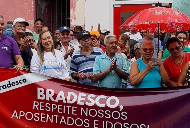 Moradores protestam contra fechamento de agência bancária em Itagimirim Moradores protestam contra fechamento de agência bancária em Itagimirim