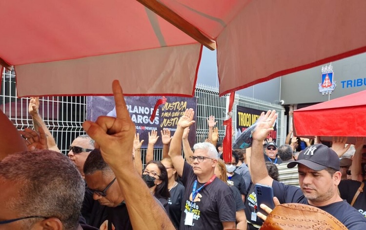 Servidores do judiciário da Bahia entram em greve por tempo indeterminado Servidores do judiciário da Bahia entram em greve por tempo indeterminado