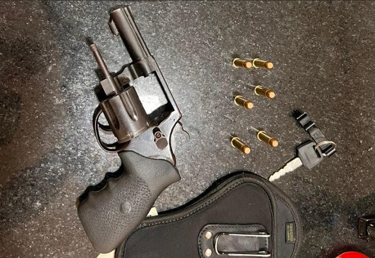 PM prende homem por porte ilegal de arma em Eunápolis PM prende homem por porte ilegal de arma em Eunápolis