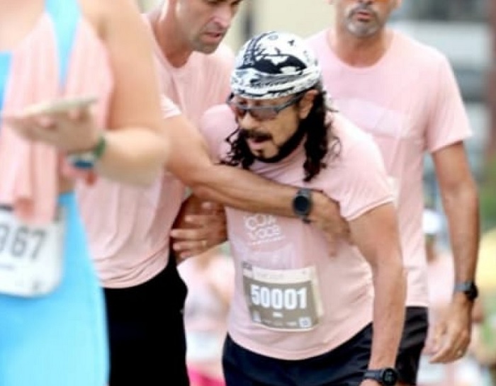 Bell Marques passa mal e é amparado para concluir corrida Bell Marques passa mal e é amparado para concluir corrida