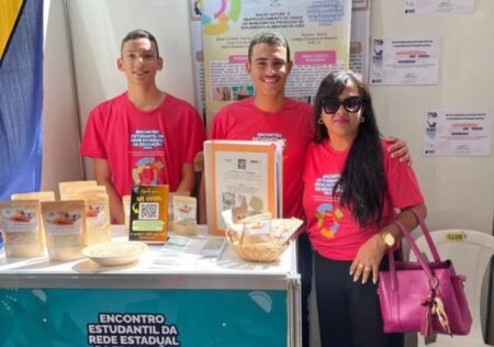 Estudantes baianos criam ração de mamoeiro que triplica produção de ovos