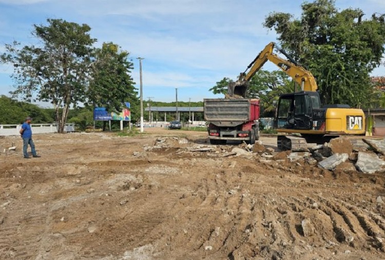 Prefeitura inicia reconstrução da Praça do Peroá no centro histórico de Mucuri Prefeitura inicia reconstrução da Praça do Peroá no centro histórico de Mucuri