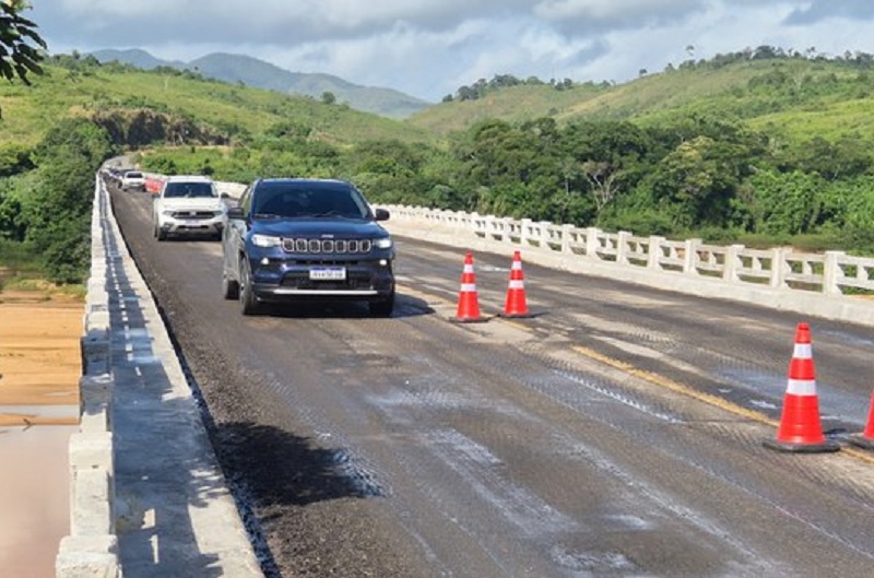 Ponte sobre o Rio Jequitinhonha é novamente interditada para veículos pesados Ponte sobre o Rio Jequitinhonha é novamente interditada para veículos pesados