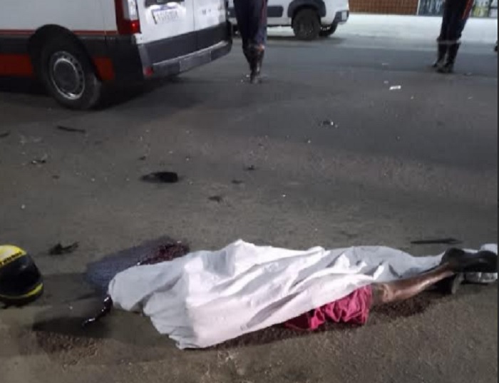 Motociclista morre após colisão com carro no centro de Itamaraju Motociclista morre após colisão com carro no centro de Itamaraju