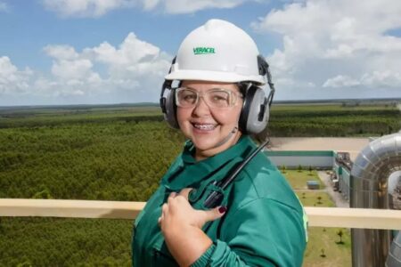 Veracel elimina 380 viagens de caminhão a cada 48 horas com transporte marítimo