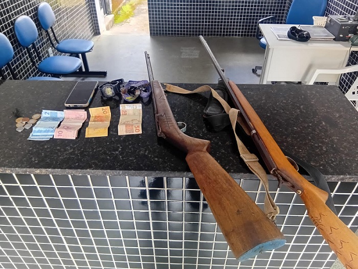 Homem é preso em Itamaraju após ameaçar a própria mãe e guardar armas artesanais Homem é preso em Itamaraju após ameaçar a própria mãe e guardar armas artesanais