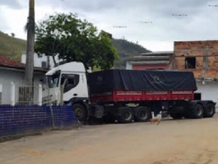 Carreta desgovernada atinge muro de creche em Jucuruçu