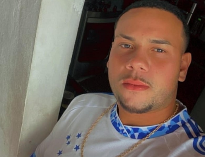 Jovem morre após cair de carroceria de picape em manobra perigosa Jovem morre após cair de carroceria de picape em manobra perigosa