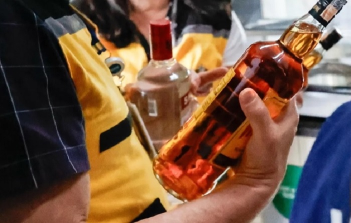 Bahia investiga morte suspeita por intoxicação de metanol em Feira de Santana Bahia investiga morte suspeita por intoxicação de metanol em Feira de Santana