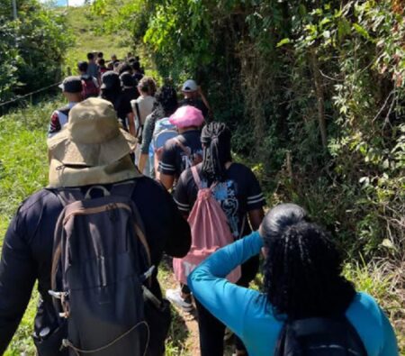 Trilha ecológica de 7 km incentiva estudantes a se desconectar e vivenciar a natureza em Itamaraju