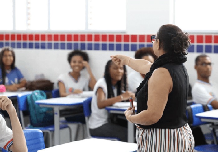 Servidores da Educação recebem salário de novembro já nesta segunda Servidores da Educação recebem salário de novembro já nesta segunda