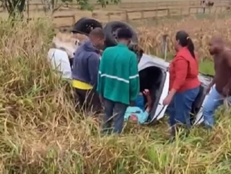 Ex-vereador de Itanhém e mais duas pessoas ficam feridas em capotamento na BA-290