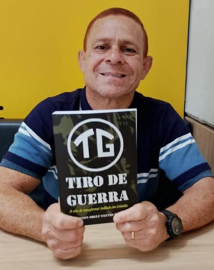 Subtenente lança livro sobre o papel do Tiro de Guerra na formação cidadã em Itamaraju 1 Subtenente lança livro sobre o papel do Tiro de Guerra na formação cidadã em Itamaraju