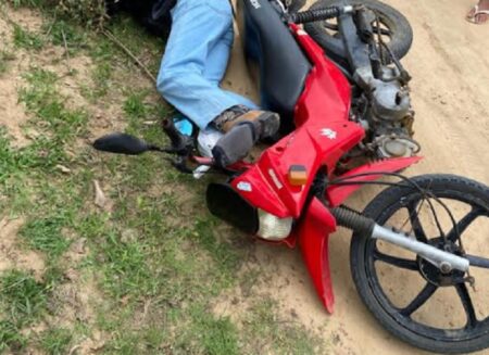 Motociclista é encontrado morto ao lado da moto em Itanhém