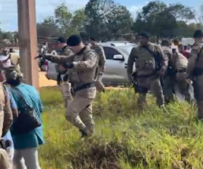 Polícia cumpre reintegração de posse em área conhecida como Basevi, em Prado Polícia cumpre reintegração de posse em área conhecida como Basevi, em Prado