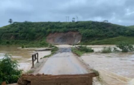 Ponte de Pirajá é levada por temporal e prejudica moradores em Itamaraju