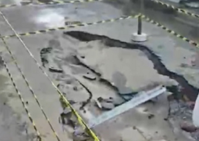 Pavimentação cede e rua afunda após fortes chuvas em Itamaraju Pavimentação cede e rua afunda após fortes chuvas em Itamaraju