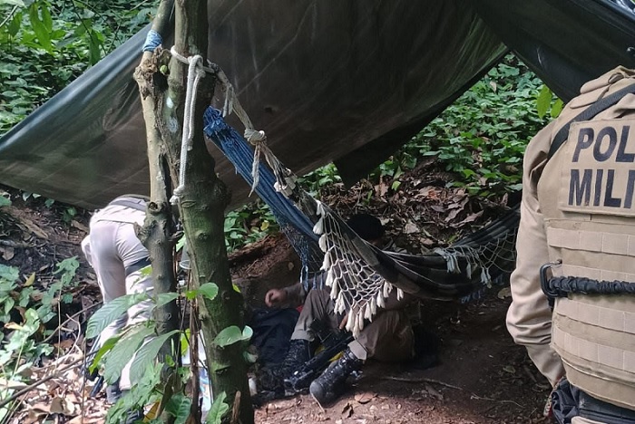 PM liberta duas vítimas de sequestro em área de mata em Porto Seguro PM liberta duas vítimas de sequestro em área de mata em Porto Seguro