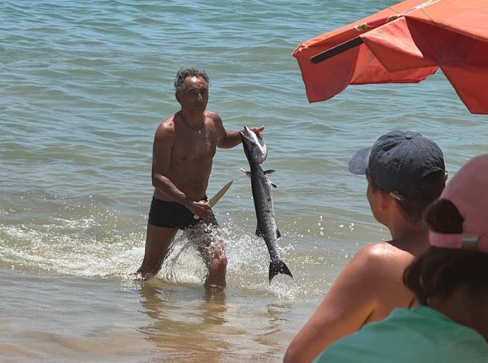 Homem com faca ameaça turista e causa tumulto no litoral da Bahia Homem com faca ameaça turista e causa tumulto no litoral da Bahia