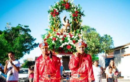 Alcobaça inicia Festa de São Sebastião 2026 com a tradicional Puxada do Mastro
