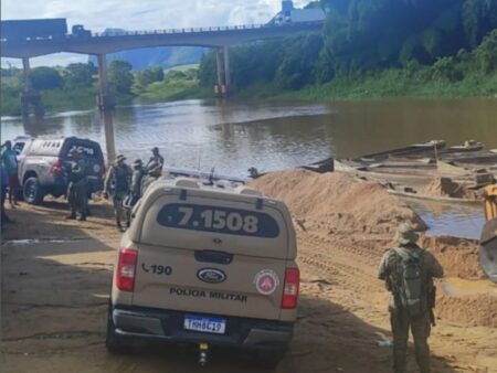 Operação ambiental autua responsáveis por retirada irregular de areia no rio Jucuruçu