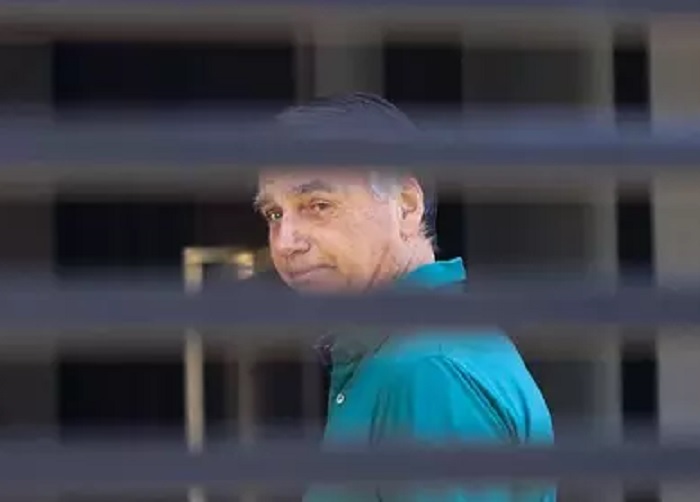 Bolsonaro sofre traumatismo craniano após queda em cela da PF Bolsonaro sofre traumatismo craniano após queda em cela da PF