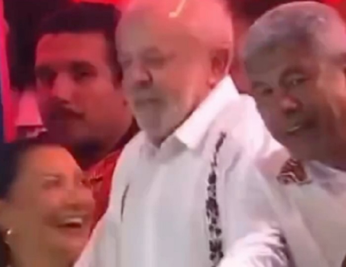 Lula agita e interage com foliões durante Carnaval em Salvador Lula agita e interage com foliões durante Carnaval em Salvador