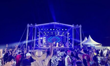 Carnaval de Mucuri mantém tradição com samba e pagode na Arena Praia da Barra