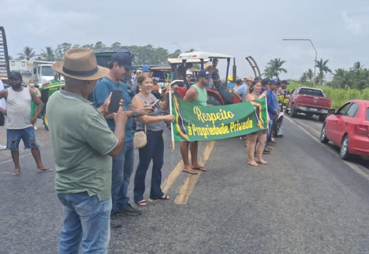 Protesto de produtores rurais contra invasões no campo chega ao fim e BR-101 é liberada em Itamaraju Protesto de produtores rurais contra invasões no campo chega ao fim e BR-101 é liberada em Itamaraju
