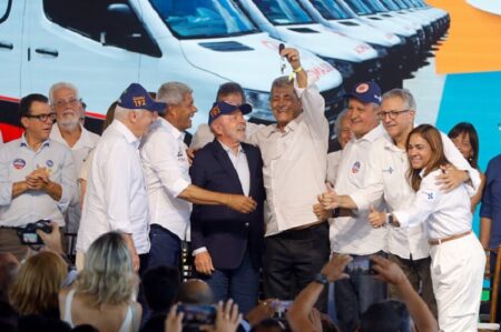 Ao lado de Jerônimo, Lula entrega veículos e anuncia mais de R$ 300 milhões em investimentos na saúde da Bahia