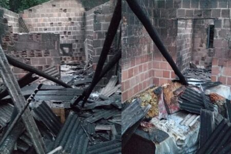 Ataque com incêndio em assentamento deixa homem ferido em Prado