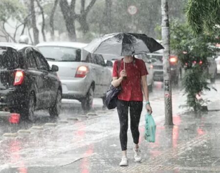 Inmet renova alerta de chuvas intensas para cidades do Extremo Sul da Bahia