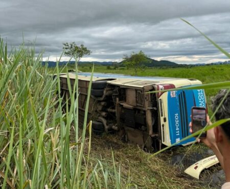Ônibus que seguia para Porto Seguro tomba na BA-670 e deixa nove feridos