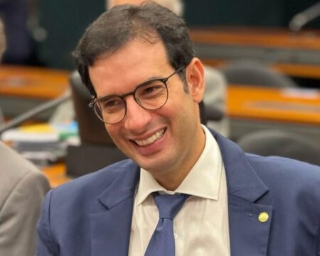 Leo Prates se desfilia do PDT e mantém alinhamento com oposição