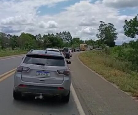 Carreta tomba e causa congestionamento na BR-101 entre Itabela e Eunápolis