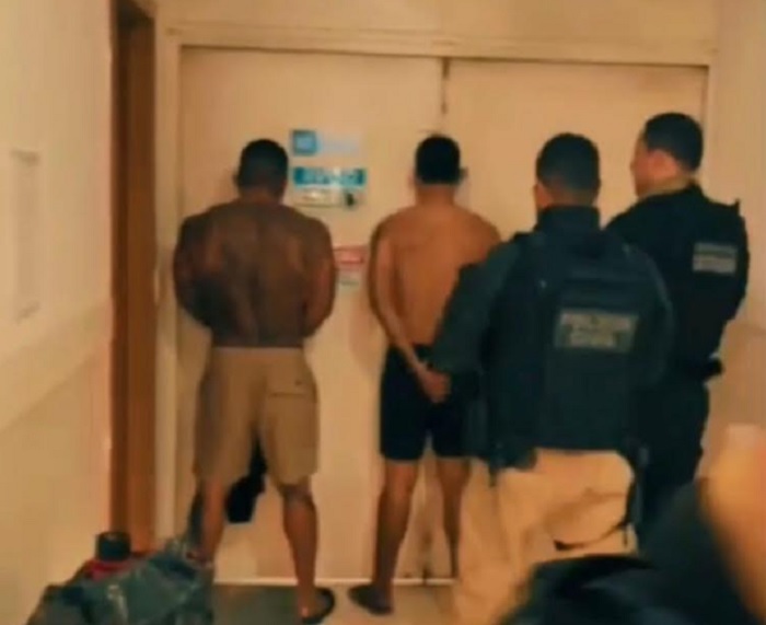Polícia prende quatro homens por mandados de prisão em Porto Seguro Polícia prende quatro homens por mandados de prisão em Porto Seguro