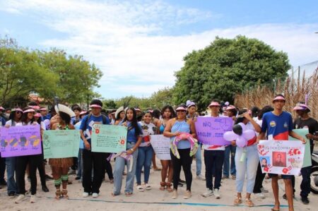 Estudantes indígenas realizam caminhada contra violência no Dia da Mulher em Cabrália