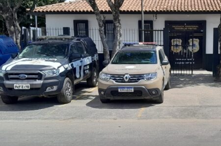 Homem é preso após agredir e ameaçar duas mulheres em Teixeira de Freitas
