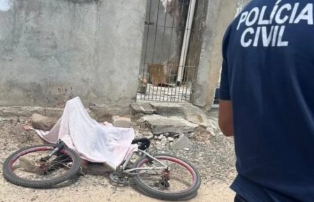 Jovem é morto a tiros enquanto andava de bicicleta em Teixeira de Freitas