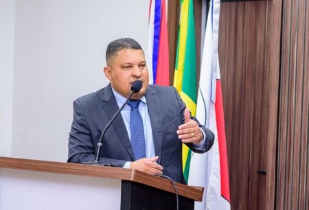 Presidente da Câmara cobra explicações após gasolina chegar a R$ 7,47 em Teixeira de Freitas